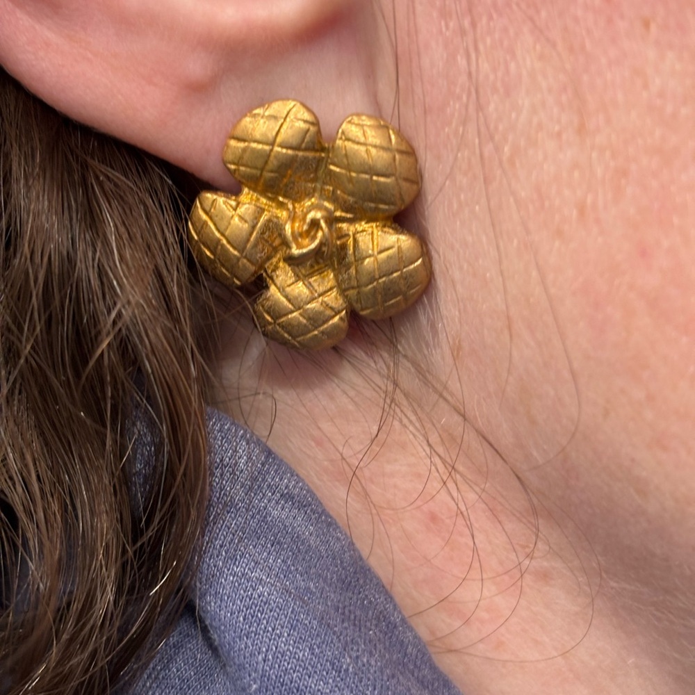 CHANEL Vintage Gold Plated Quilted Camellia Earrings with COA 3/4x3/4 - Picture 2 of 9